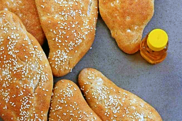 Iraq Iraqi Samoon Bread with Hummus